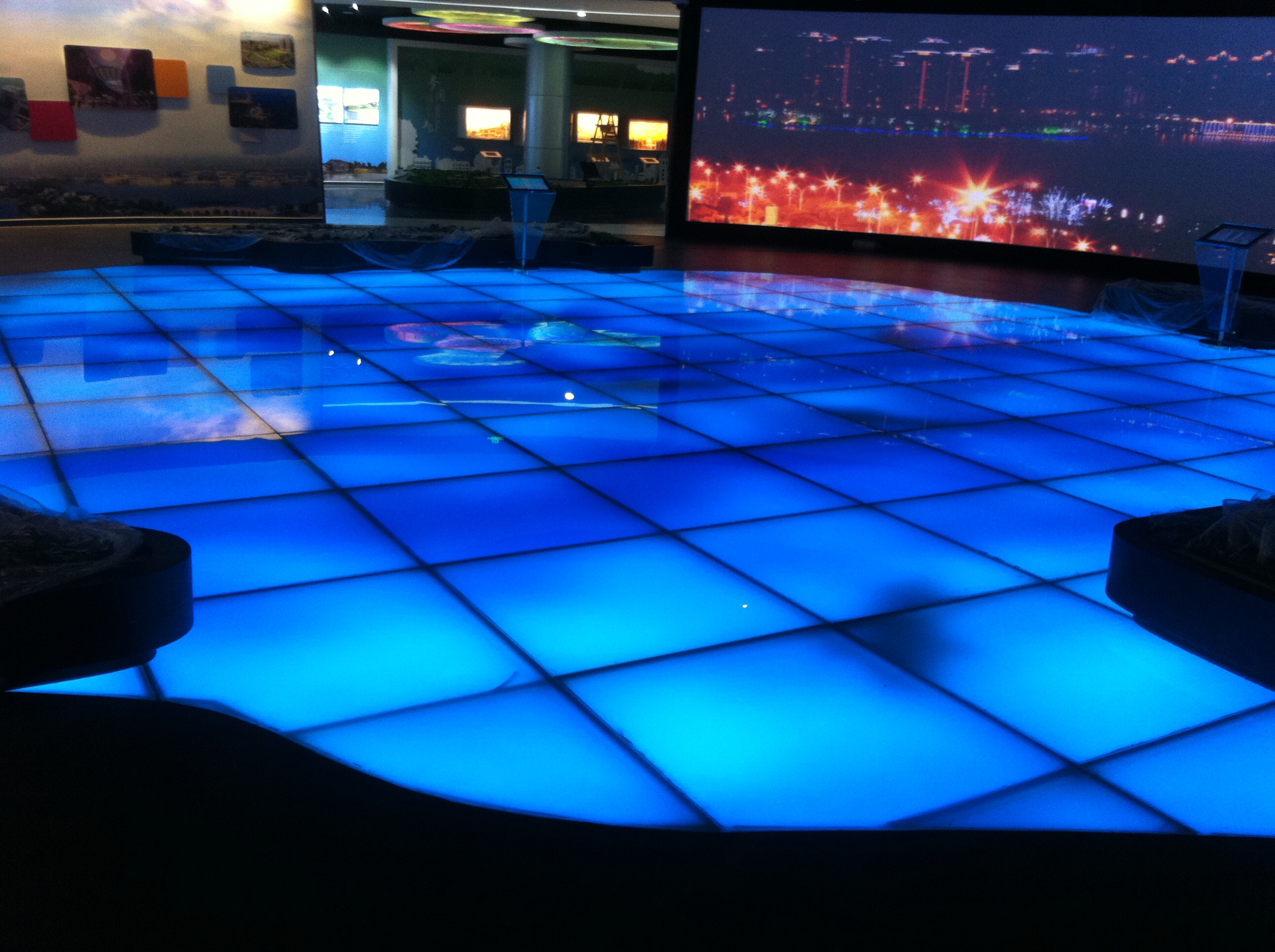 湛江栈道led地砖屏户外led地砖屏ic感应显示屏厂家华信通