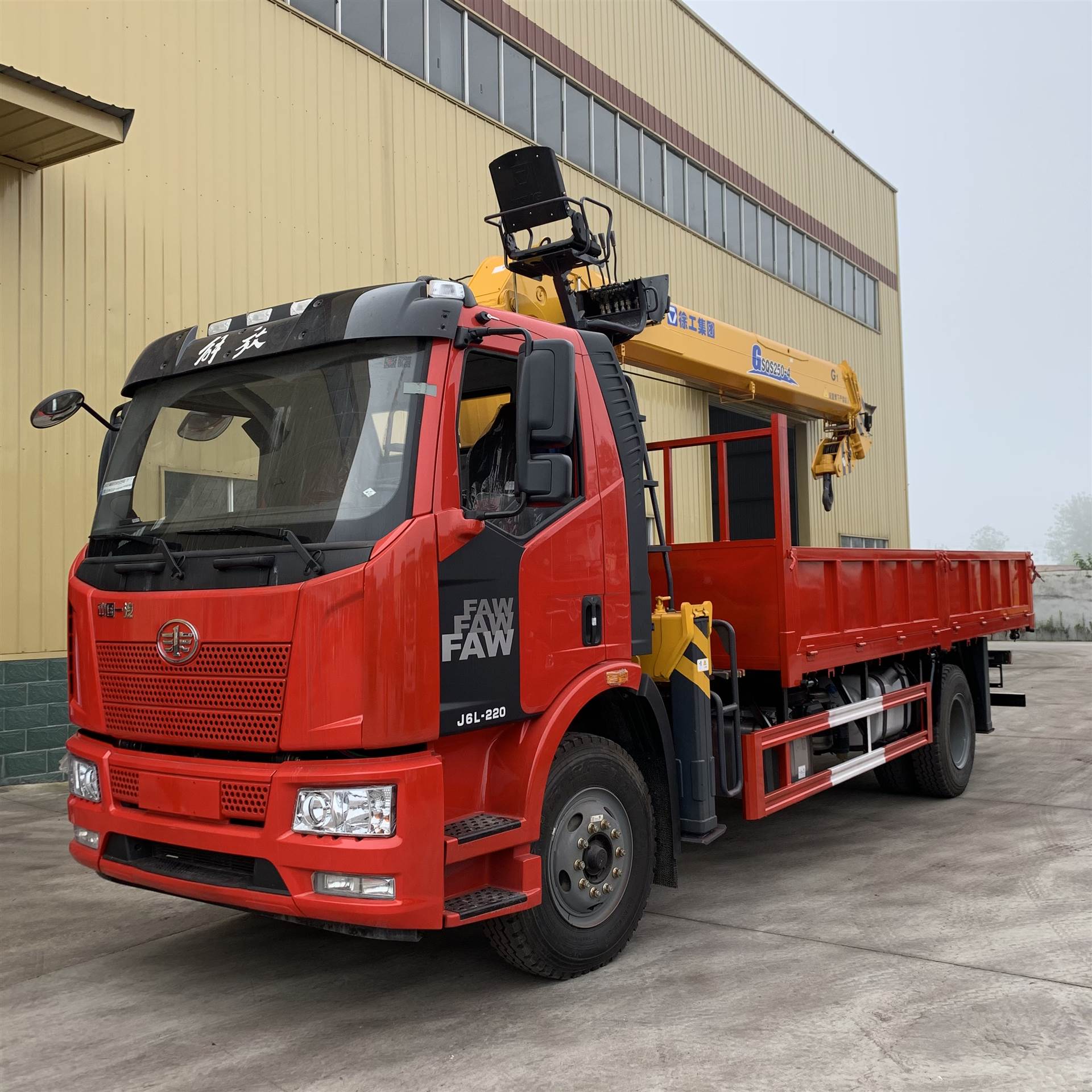 徐工10吨随车吊解放单排货箱6米