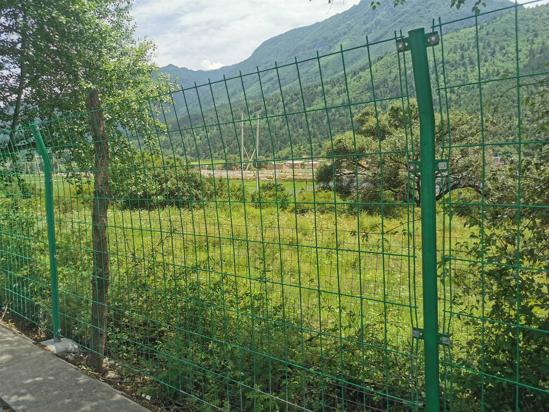 福建 封闭铁丝网 光伏铁丝围栏网 水源地隔离网