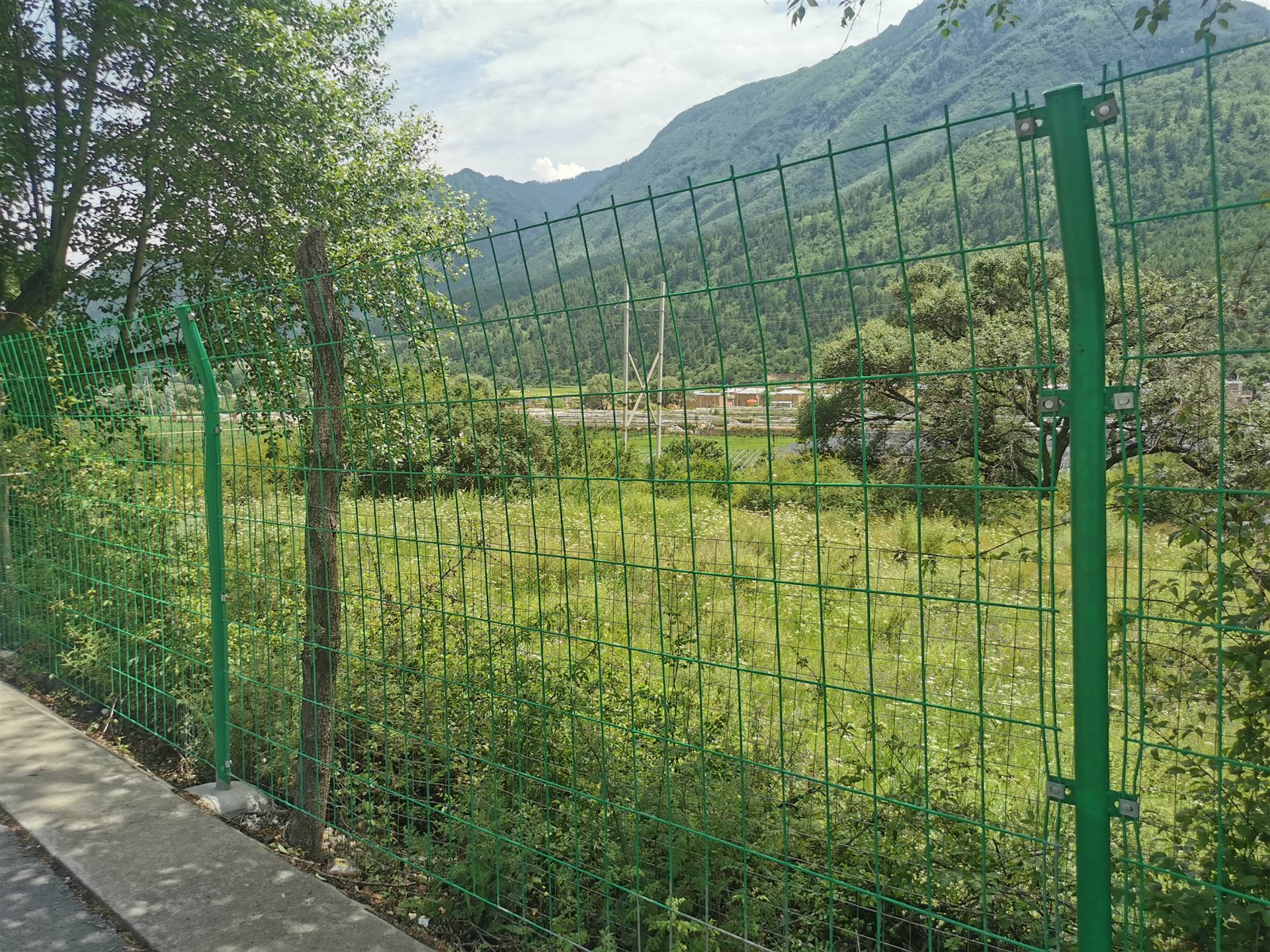 福建封閉鐵絲網溼地公園圍欄網太陽能圍牆鐵絲網