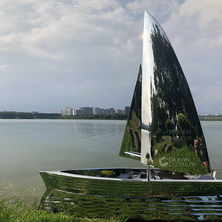 晚霞红抽象孔雀雕塑