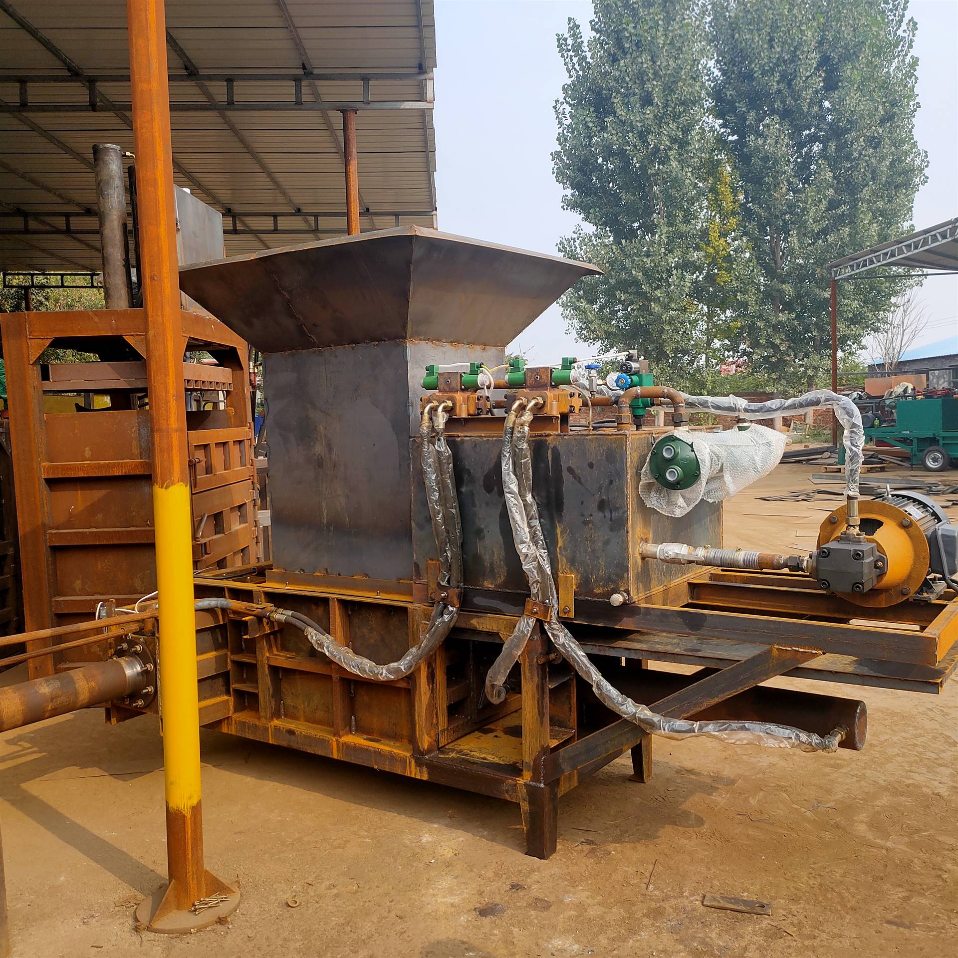 压块饲料机 稻草青储打包机 玉米秸秆成型机自动压块机青储套袋机