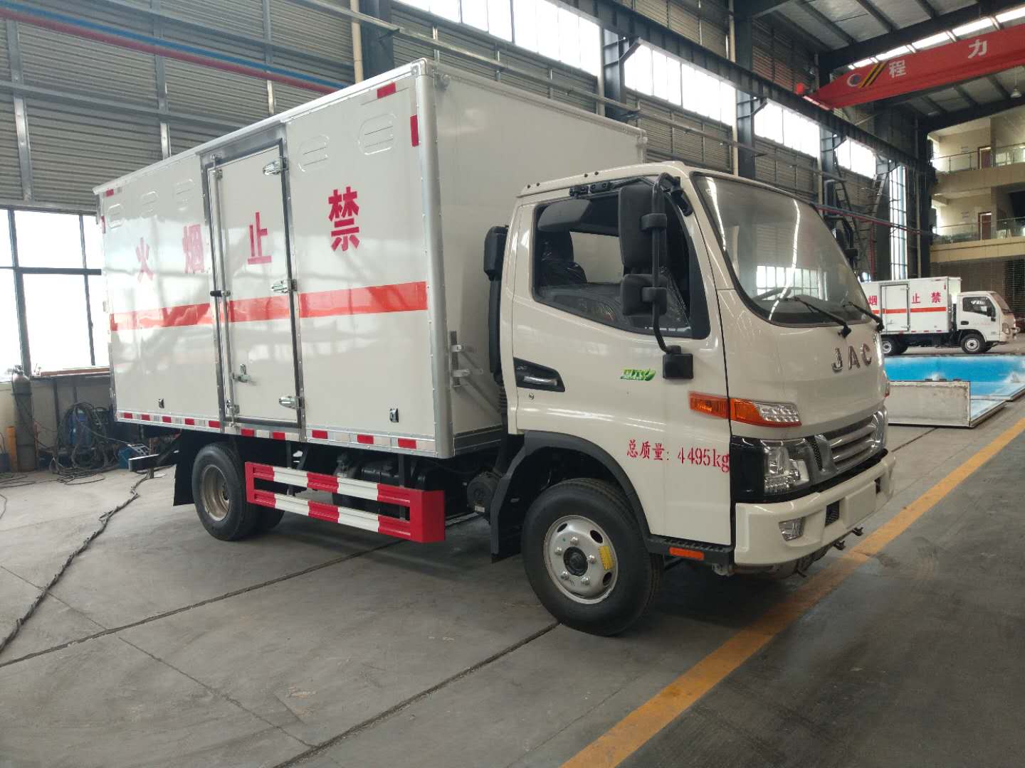 国六江淮气瓶运输车 4米2蓝牌厢式危货车