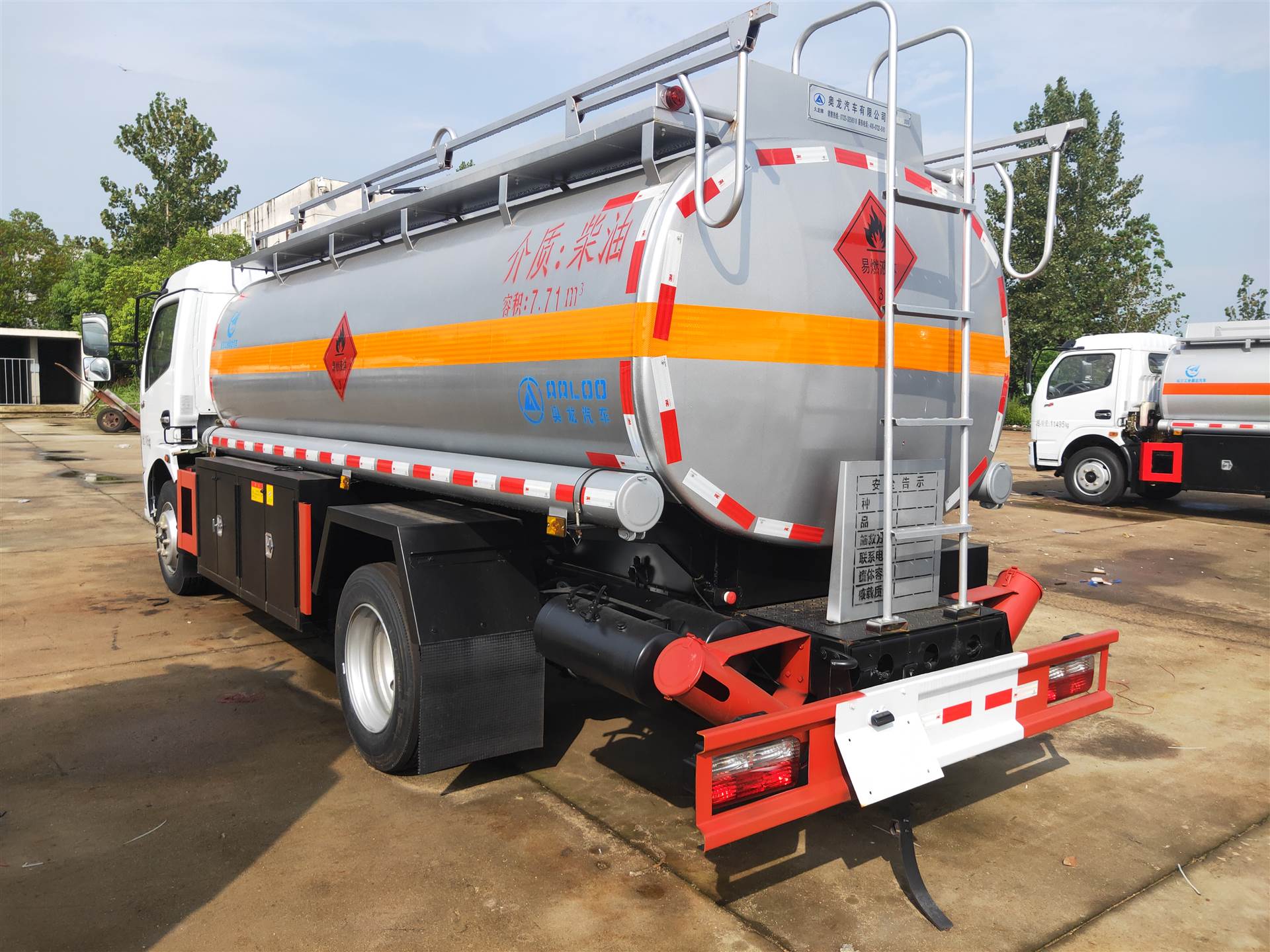 厂家直销东风多利卡8吨油罐车可分期首付3万提车