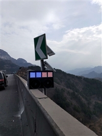 雾天太阳能智能黄闪灯安全出行