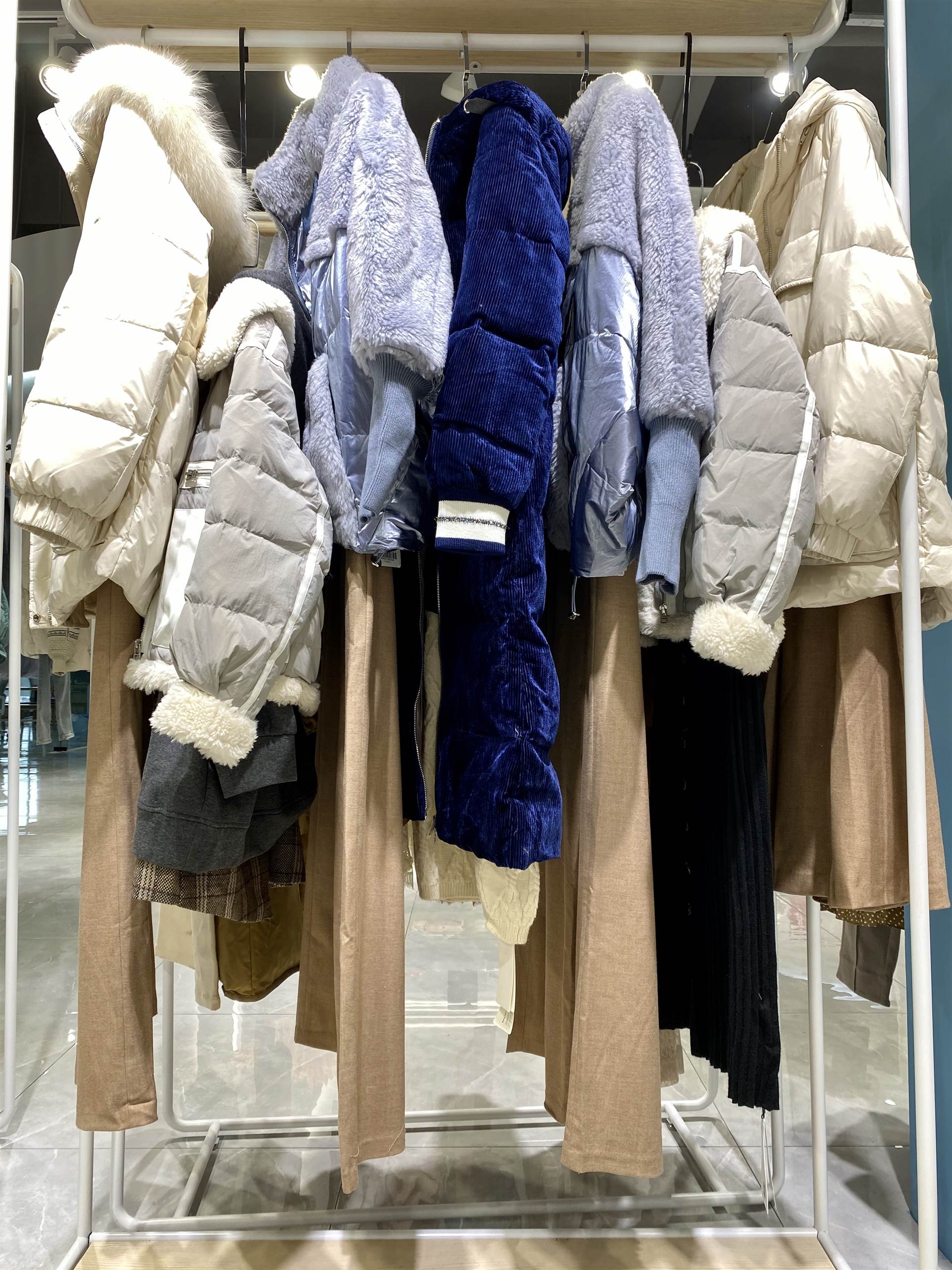 雅莹2020秋冬女装新款 国内一二线女装品牌折扣批发 厂家一手货源