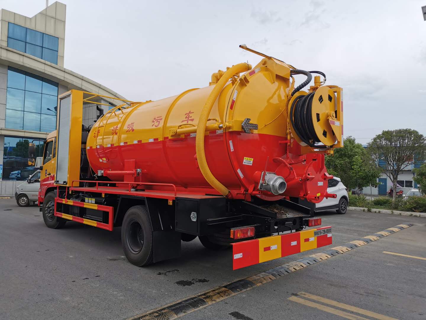 该车在高度真空状态下进行吸泥,污水吸入作业,特别要注意其操作.