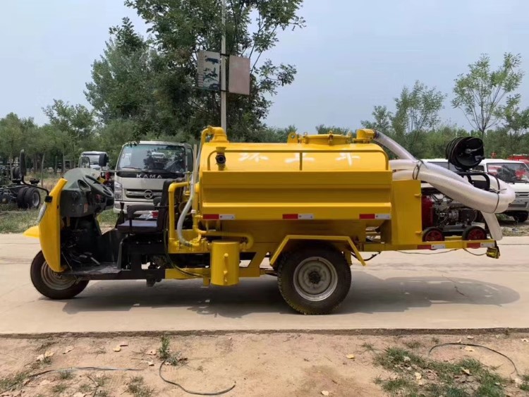 三轮吸粪车(fecal suction truck),主要应用到化粪池,污水沟和下水道