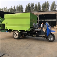 新疆养殖牛羊撒料车 康牧机械 5方柴油撒料车