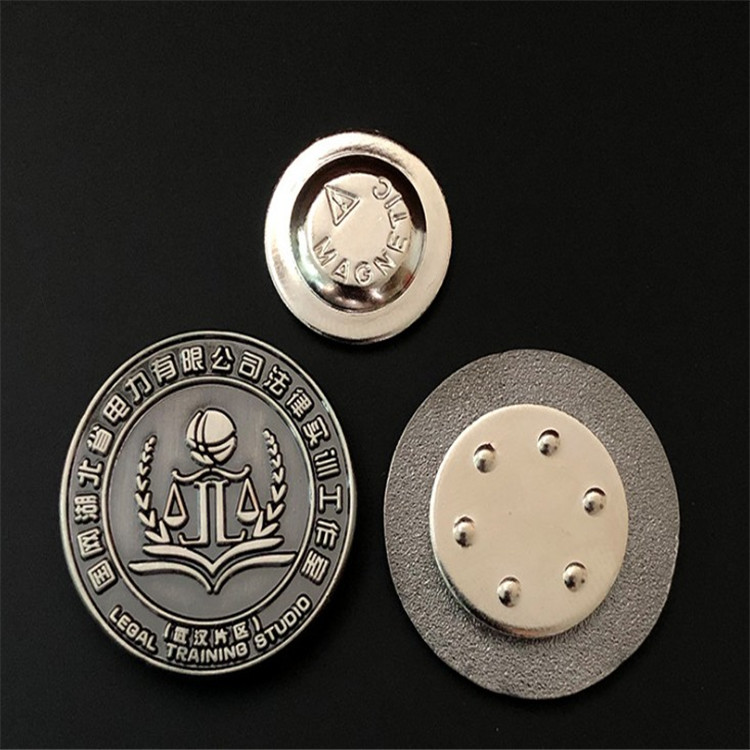 我公司主要生产加工金属徽章,胸章,胸牌,纪念章,纪念币,工号牌,钥匙扣