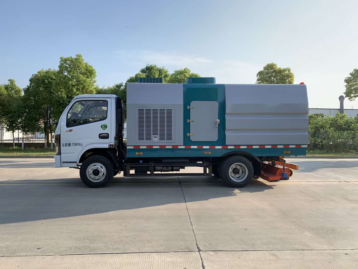 小多利卡后置式吸尘车详细配置