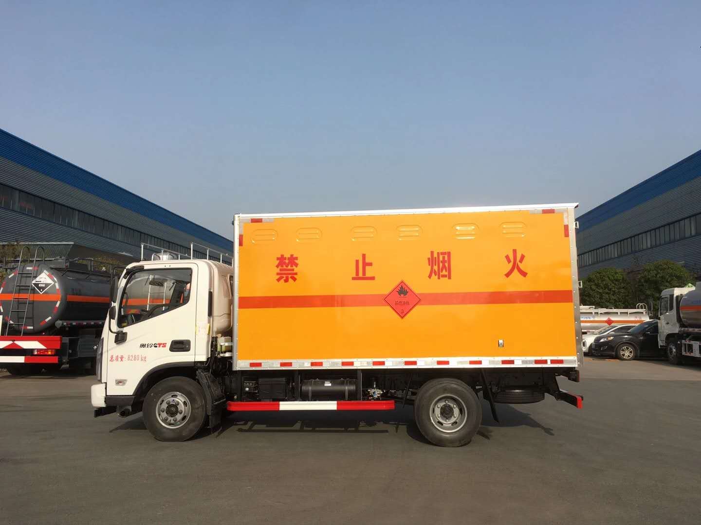 福田奥铃黄牌危化车 带两排卡槽危险品车 额载4吨二类危运车配置