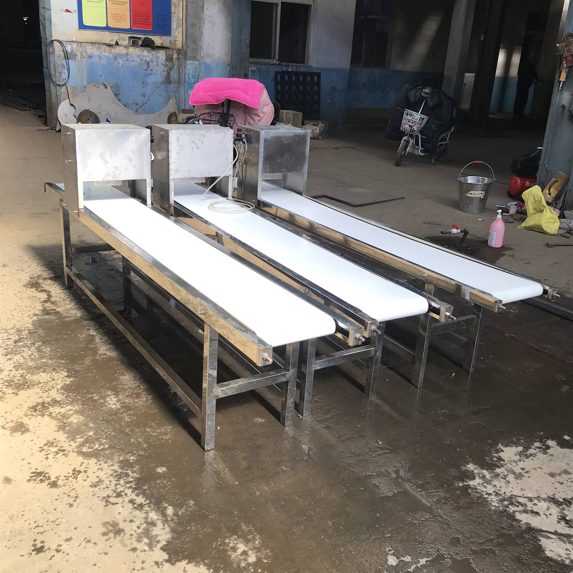 裙边格挡皮带输送机wq888钢钉螺丝皮带输送机