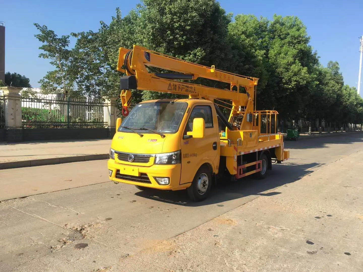 蓝牌举升车折臂13米东风途逸双排座底盘