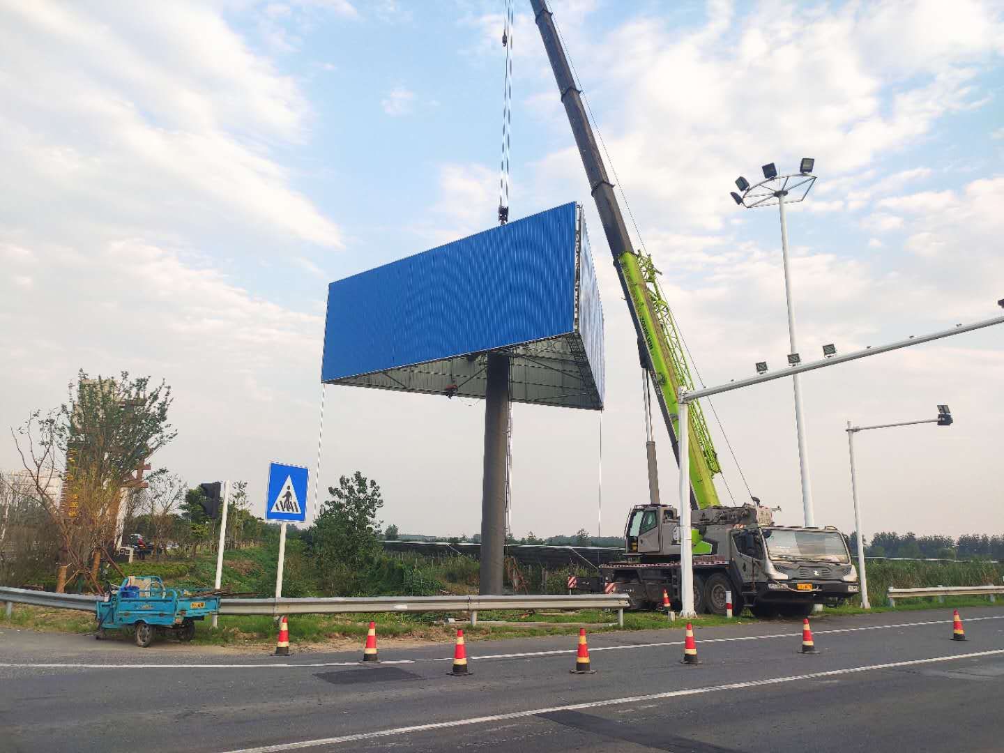 钢架与表面铁皮组成,其作用是作为广告发布的载体,高炮广告牌的优势有