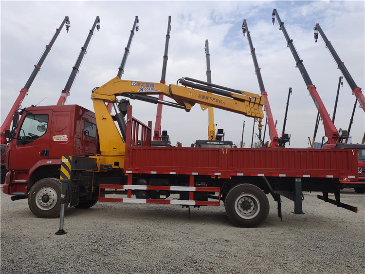 东风柳汽乘龙单桥徐工10吨折臂随车吊