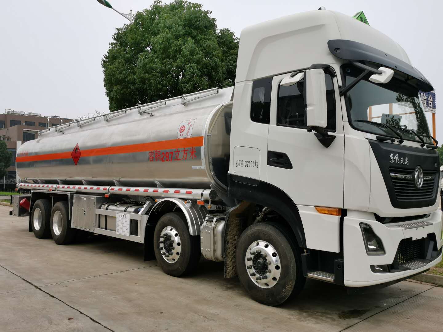 东风天锦油罐车运油车55