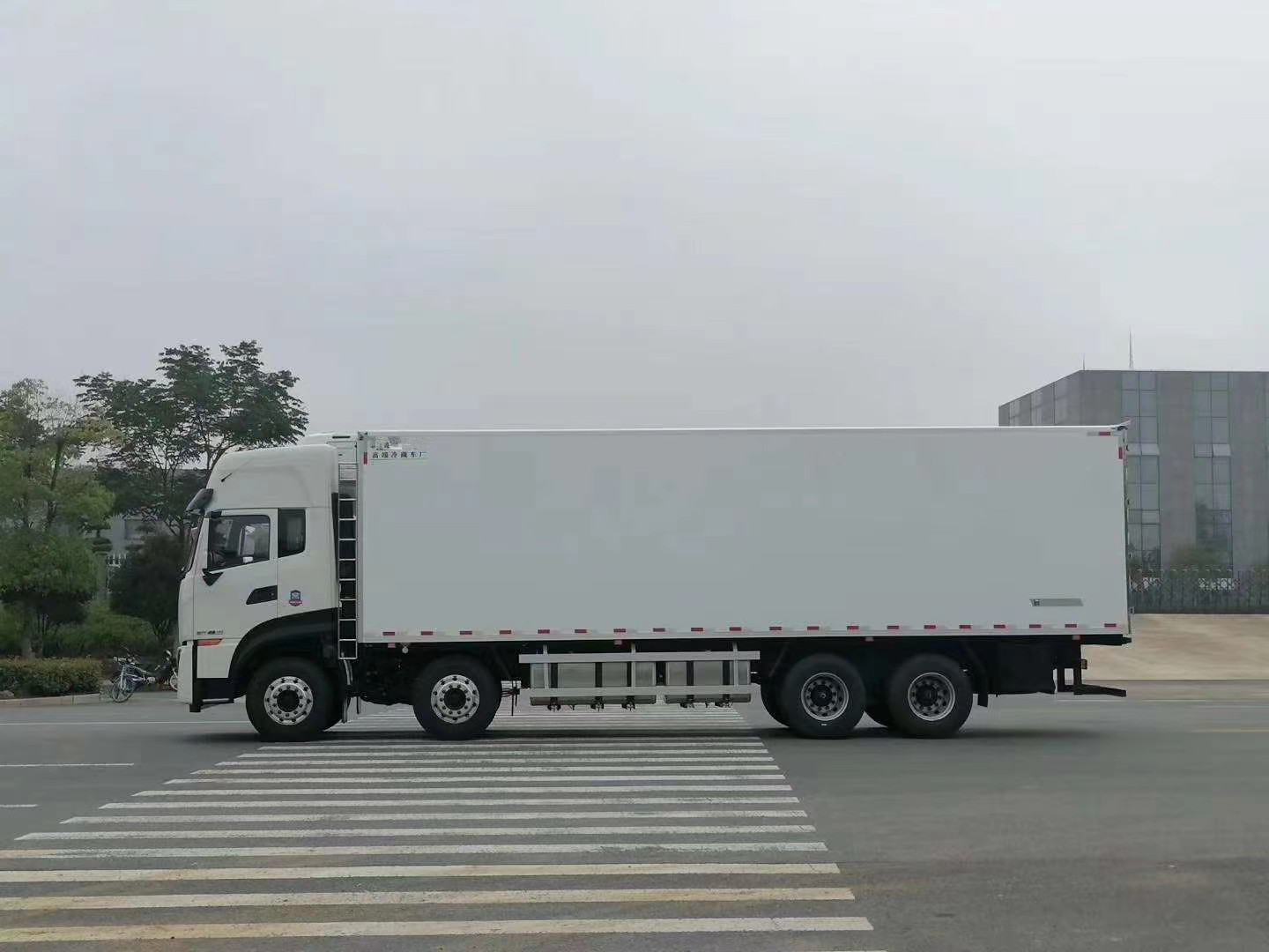 东风天龙9.6米国六冷藏车/冷冻车 9.5米厢体