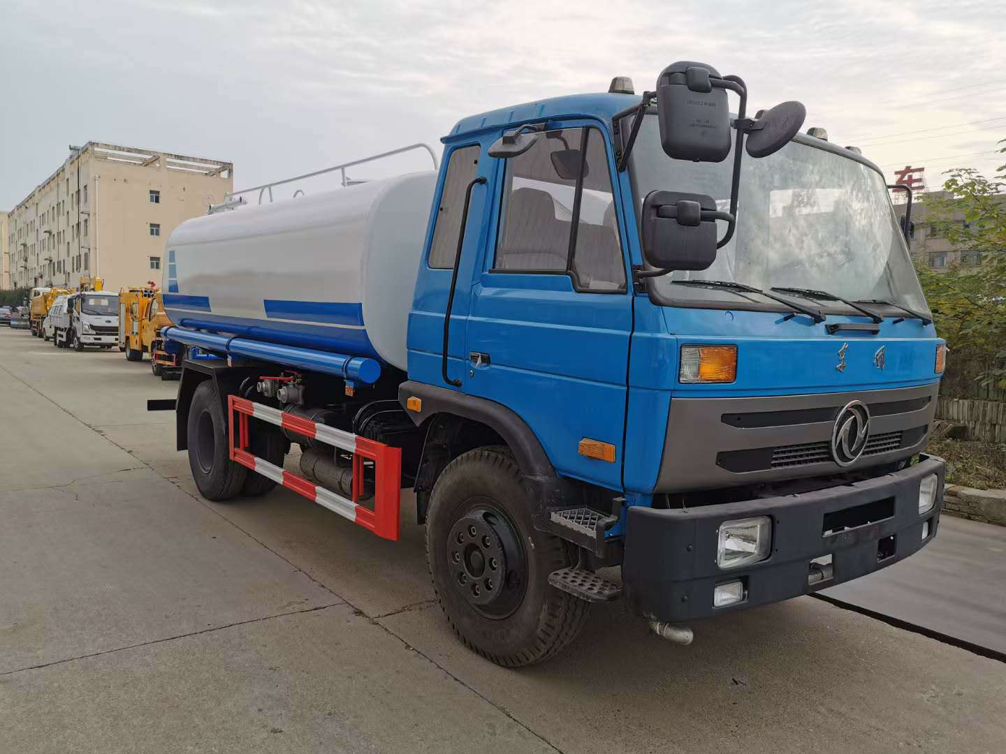 東風灑水車 工地12方灑水車廠家