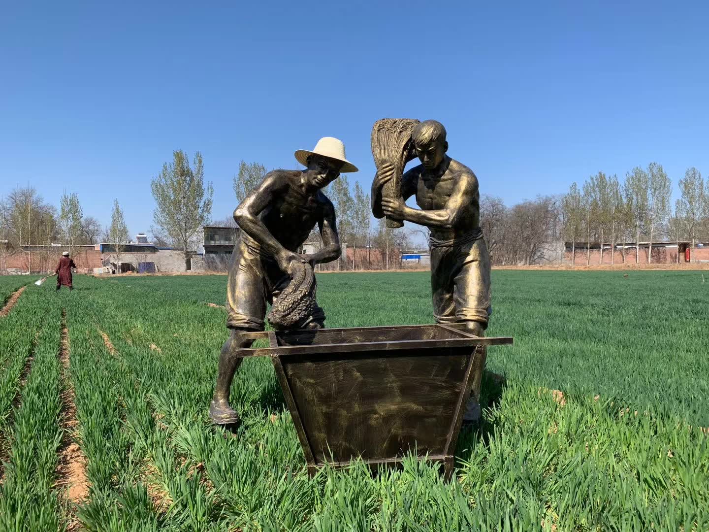 河北灵鑫园林雕塑工程有限公司 医院雕塑 >打稻谷人物铜雕