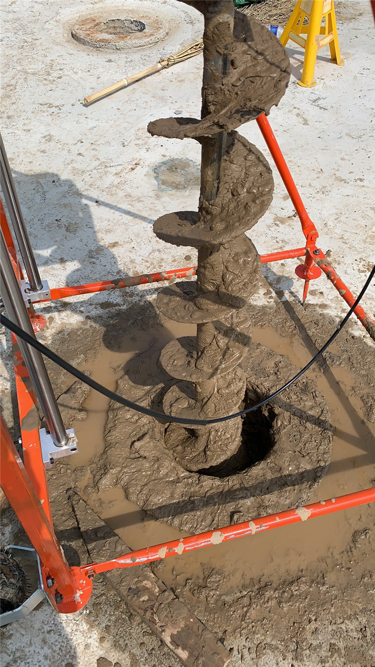 桩孔取土机直推桩底取芯容易