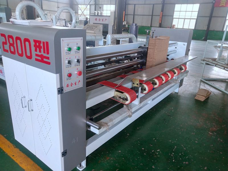 半自动粘箱机厂家简介:本设备由人工折叠皮带传送,自动升级工作台