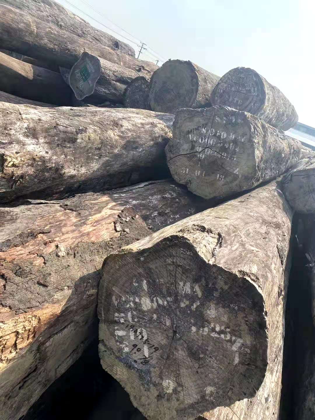 要沉得多,这种木材的硬度,密度高;其实市面上斑马木有多种,有大斑马木