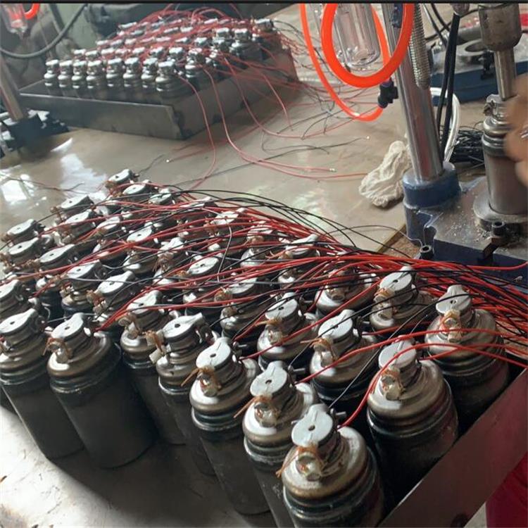 礼花气瓶 产品描述我公司是生产礼花气瓶厂家,本厂有160吨,80吨,63吨