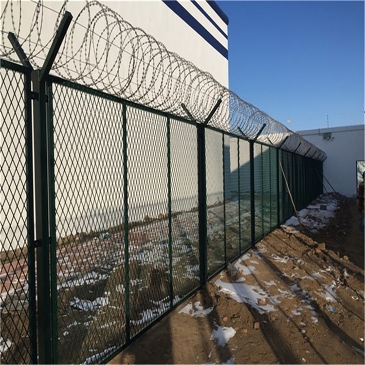 河北监狱钢网墙,监狱隔离网又称监狱护栏网或监狱隔离栅,主要是采用高