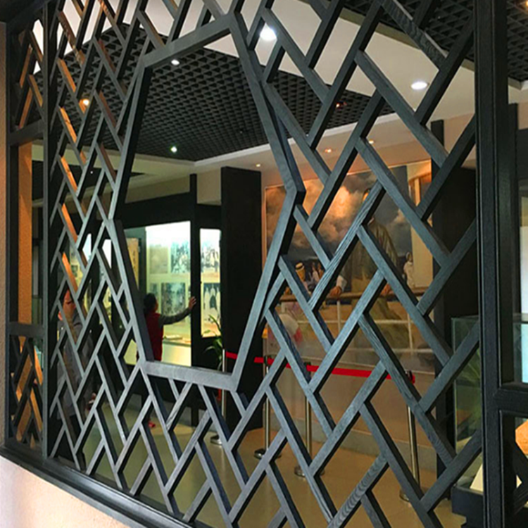 铝窗花是由优质铝材和扁条制作而成的新型防盗网,因可以设计成类似于