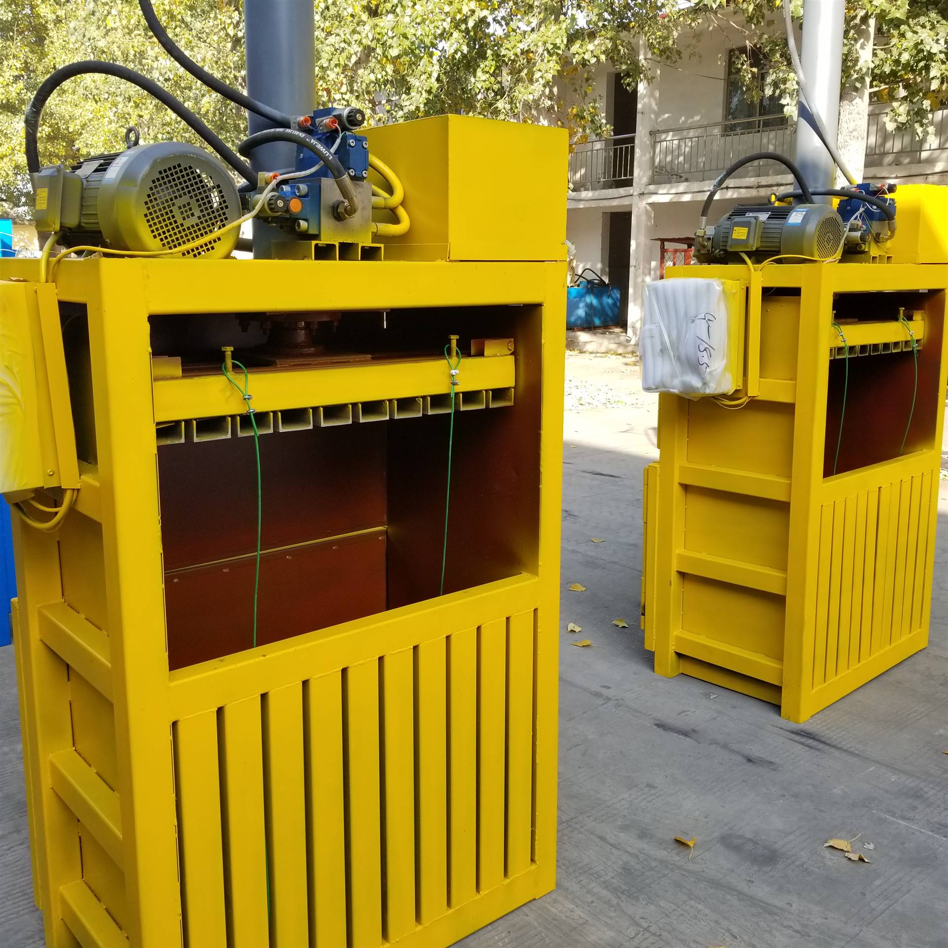 厂家直售 半自动废铁压块机 液压废纸打包机 塑料瓶压缩机