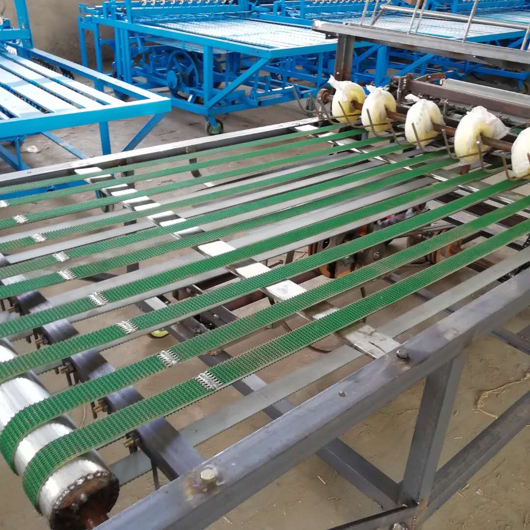 编织出的草编没有漏洞,每三个公分只需一根草在机器上平铺,织出的草帘