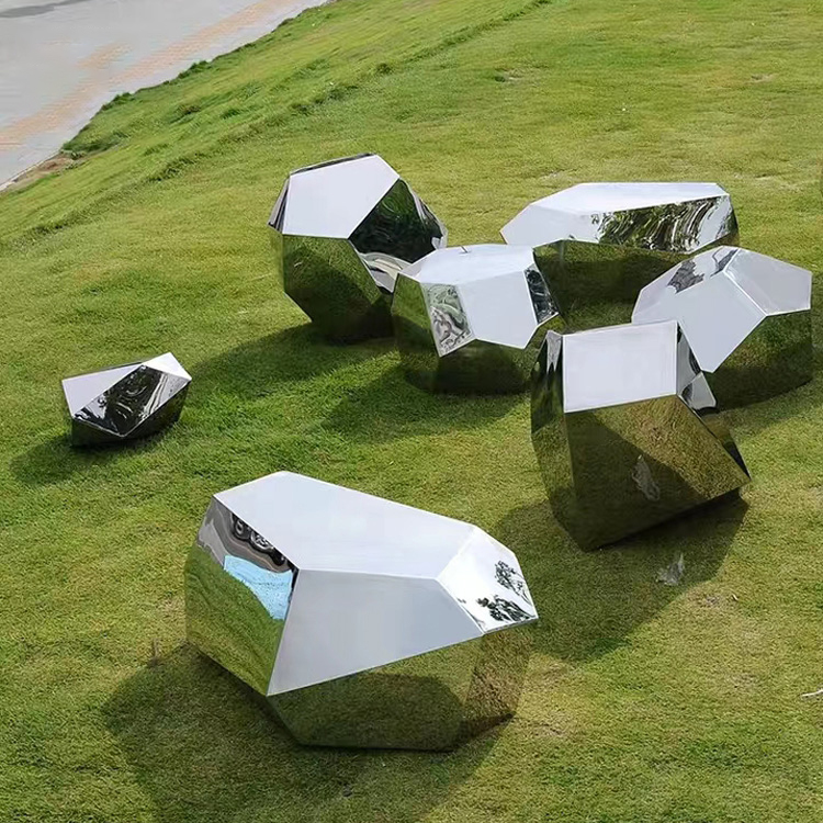 草坪不锈钢几何石头雕塑