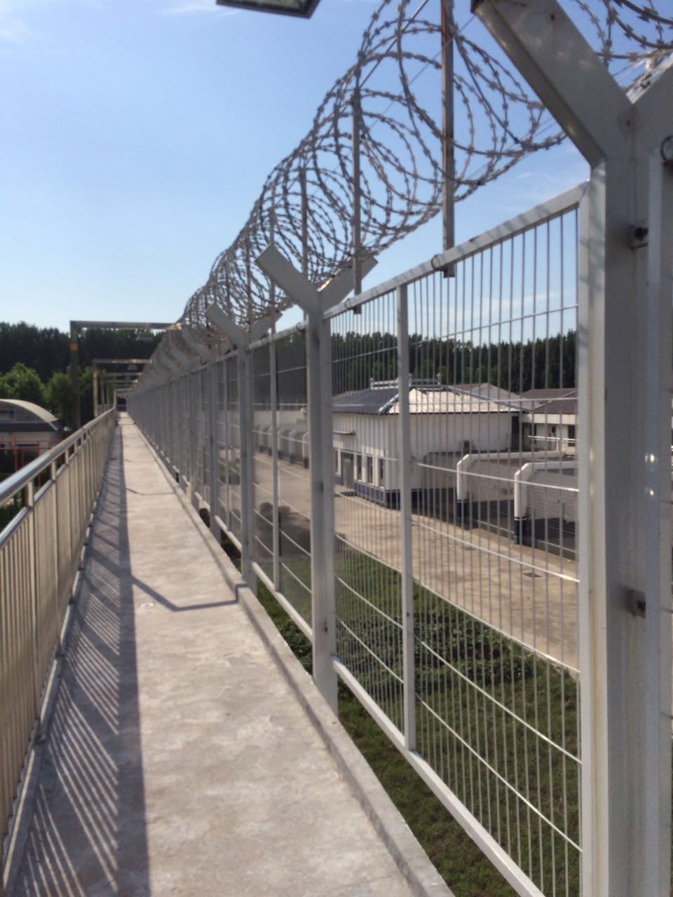 监狱防攀爬网 监狱防爬围墙网 看守所活动区钢网墙