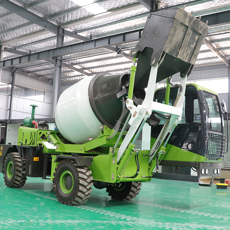 自上料搅拌车是一种自动上料行走式搅拌车,是以装载机为车型基础,根据