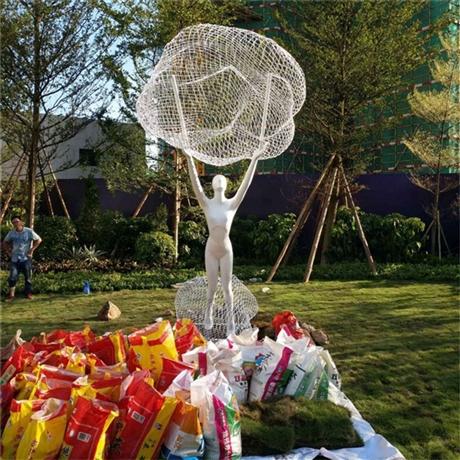 不锈钢丝网云朵人物雕塑 镂空云朵不锈钢雕塑