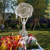 不锈钢丝网云朵人物雕塑 镂空云朵不锈钢雕塑