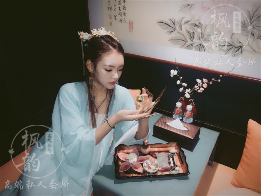 昨晚我去了一次南京夫子庙附近的水疗SPA会馆,小姐姐品貌俱佳让人心动
