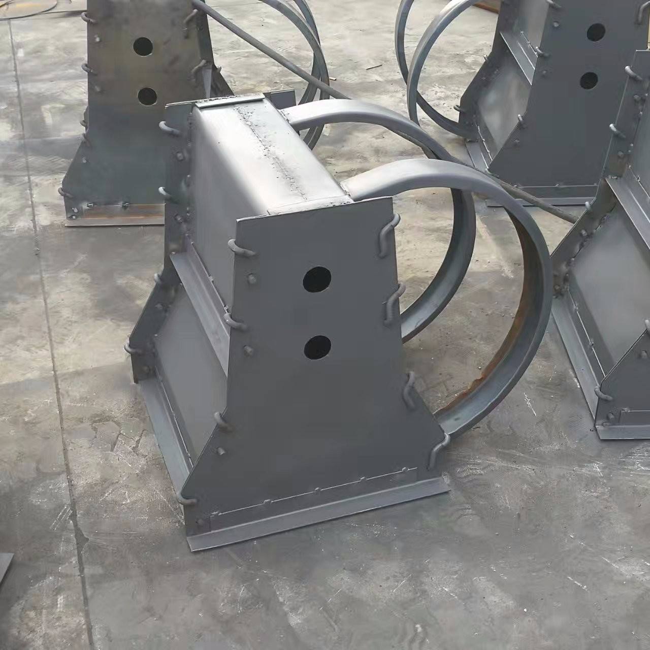 隔离钢墩模具的材质优点