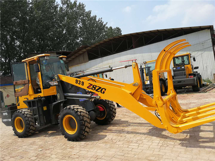 铲车改装旋转抓,多用性强,而且铲车的底盘高,可适用于多种场地,在路上