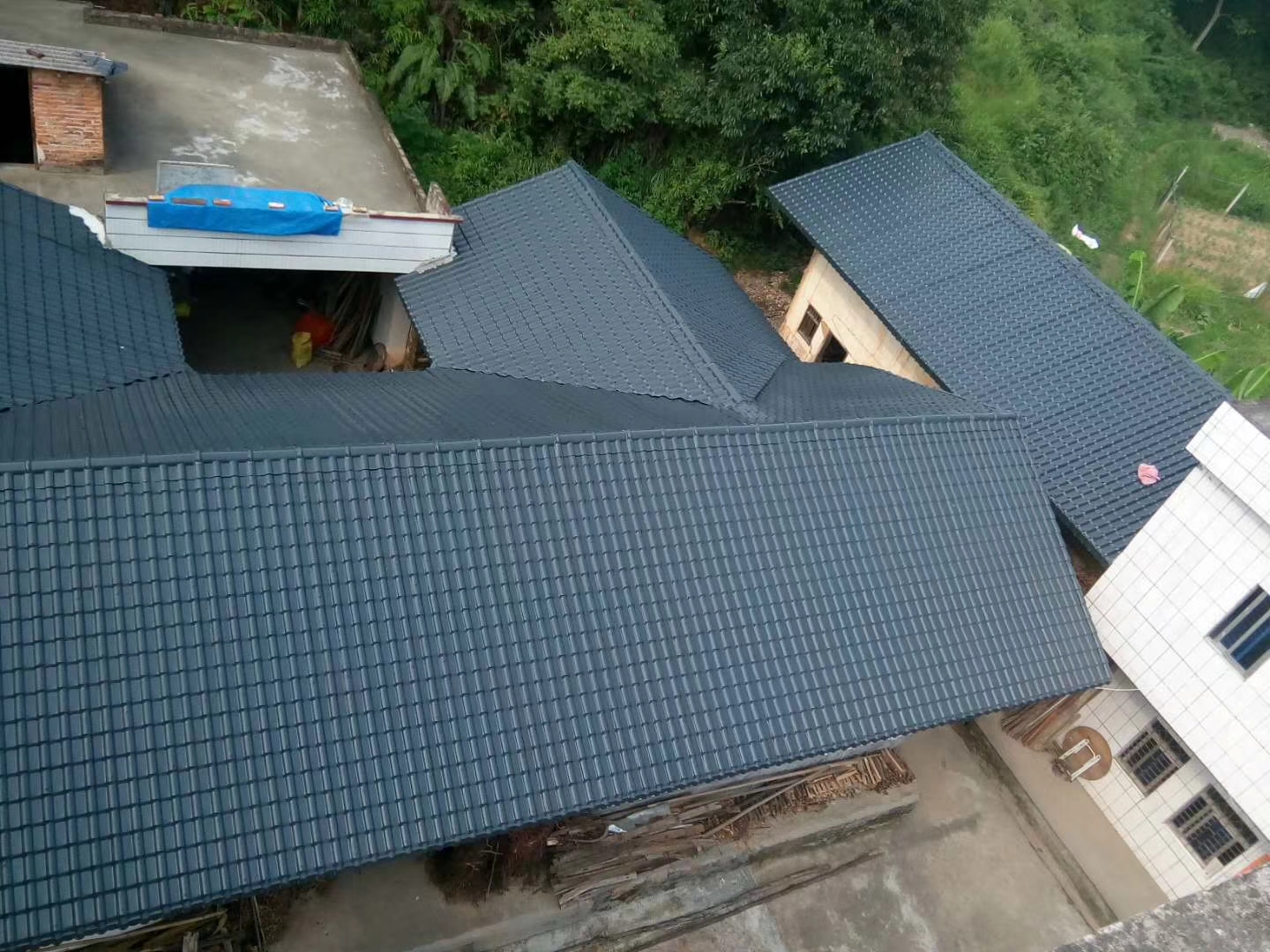 这款材料是仿造旧式西瓦,琉璃瓦生产研制的,瓦面颜色也是多彩多样