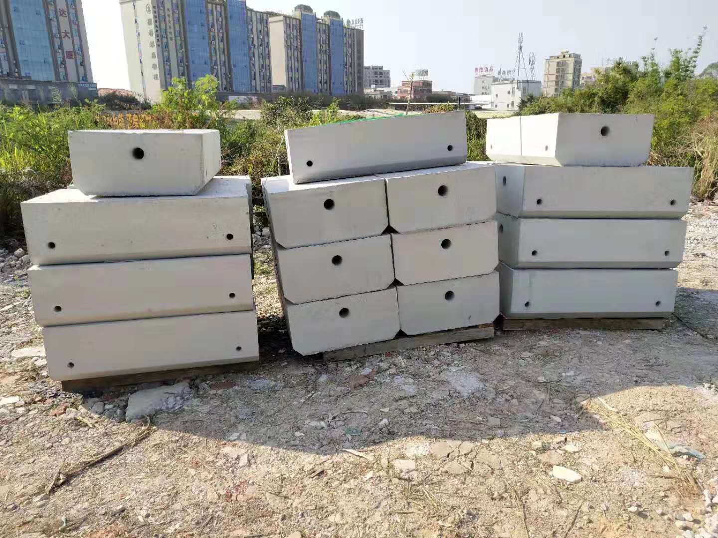 围挡基础 围挡基础 水泥墩 路基石 泥块