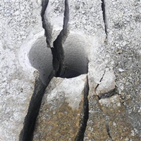 福建石英矿开采岩石劈裂机 坑基岩石开采劈裂机静态施工 钩机带动劈裂