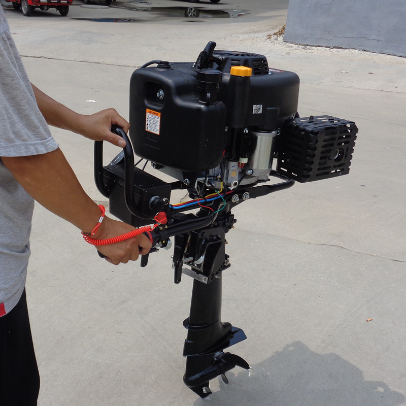 或直接浸泡于水中,或在水面之上,船用挂桨机多用于游艇等小体积船体