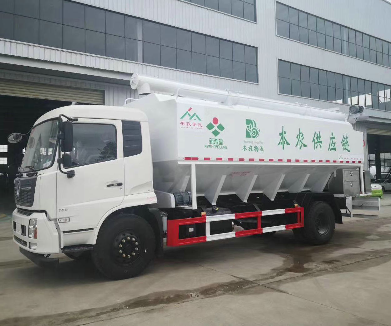 东风天锦散装饲料运输车:用於饲料密封运输.避免污染.