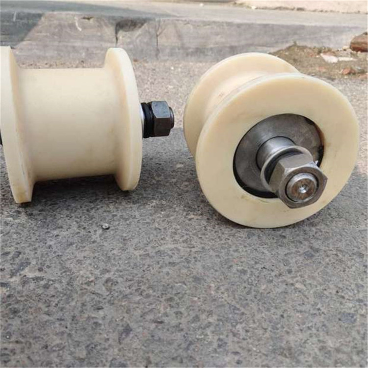 原理,将钢轨放在车架上,再以车轮踏面与钢轨顶面为支承点下压操作杆