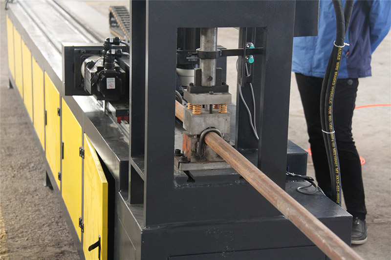 小导管钻孔机钢管冲孔机圆管冲孔