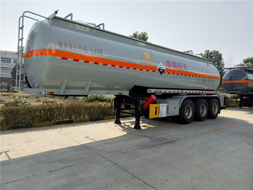 28方盐酸槽罐车 31吨液碱槽罐车 32吨液罐车厂家