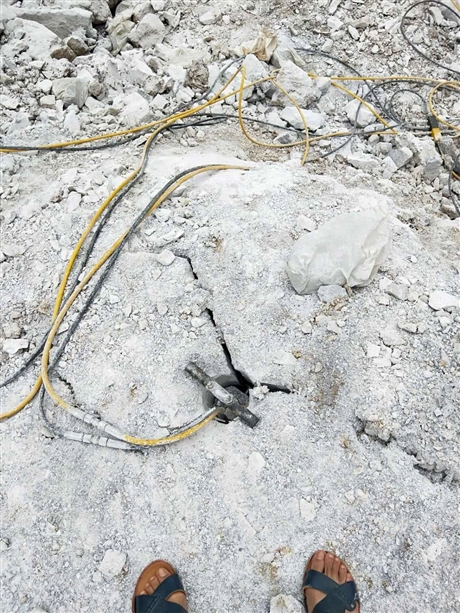 四川宜宾矿洞开采劈裂机 采矿岩石裂石机 铝矿开采劈石设备