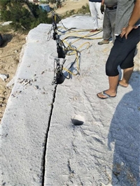 矿山开采岩石不能放炮 破石风镐太慢用劈裂机效率高